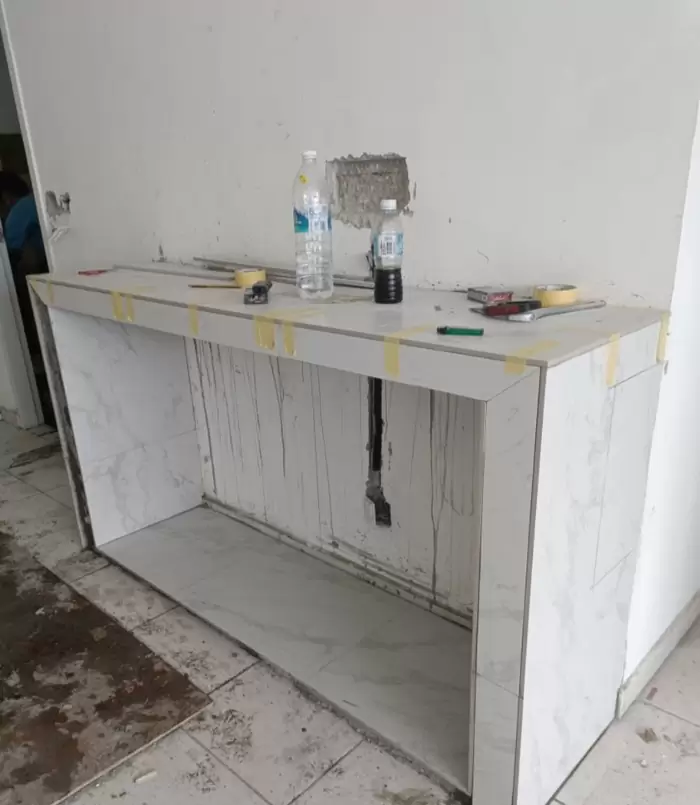 Tiling table top plaster ceiling